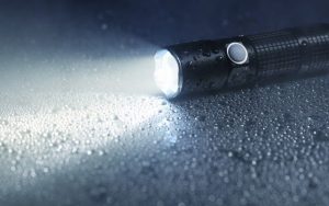 Đèn pin và dây thừng