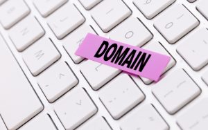 tránh tên miền gây nhầm lẫn hoặc vi phạm bản quyền
