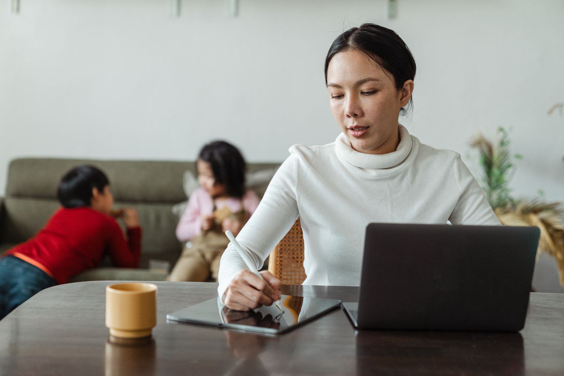 Phụ Huynh Bận Rộn Loay Hoay Theo Sát Việc Học Của Con Phụ Huynh Bận Rộn Loay Hoay Theo Sát Việc Học Của Con